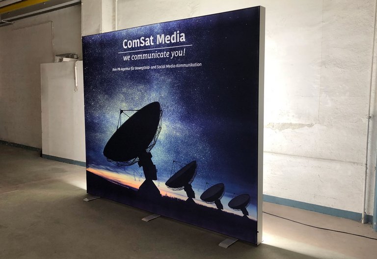 Mur d'exposition illuminé - OCTAlumina - ComSat Media GmbH Mur d'exposition illuminé - OCTAlumina - ComSat Media GmbH
