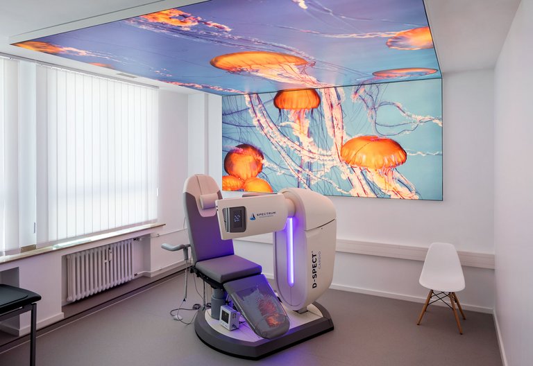 beleuchtete Wand als Deckenbild beim Arzt